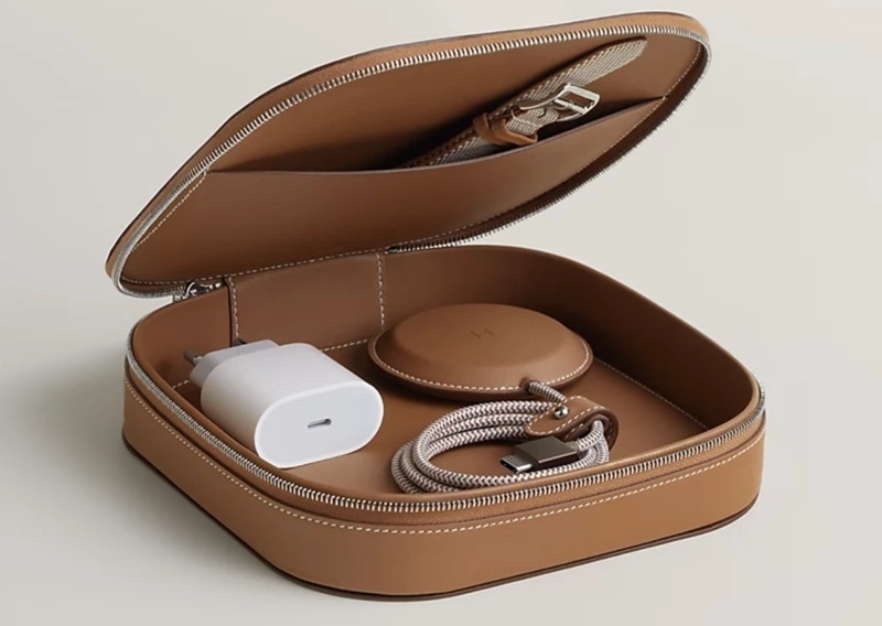 MagSafe для заможних: Herm&egrave;s випустила преміальну сумочку Grand Paddock для зарядних гаджетів Apple