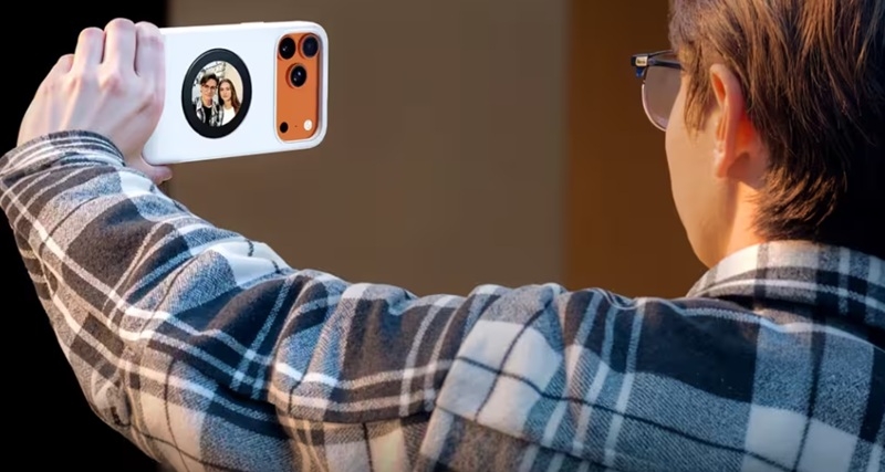 Ваші селфі не будуть колишніми: для iPhone 17 Pro/Pro Max вийшов унікальний чохол із заднім AMOLED-дисплеєм