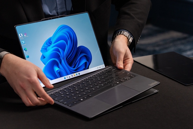 Lenovo представила ThinkBook Modular AI PC &mdash; ноутбук-трансформер з двома екранами й змінними модулями