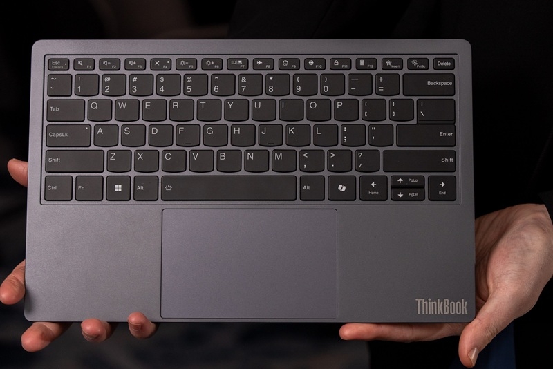 Lenovo представила ThinkBook Modular AI PC &mdash; ноутбук-трансформер з двома екранами й змінними модулями