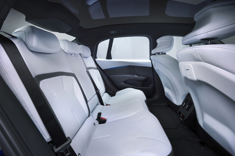 BMW офіційно представила електричний седан i3