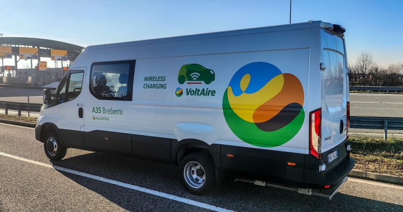 Iveco тестує бездротову зарядку електромобілів прямо на трасі