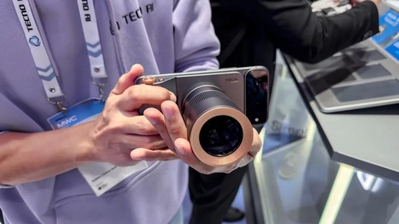 Новий модульний концепт Tecno: телефон, який "примагнічує" все, навіть оптичний об'єктив