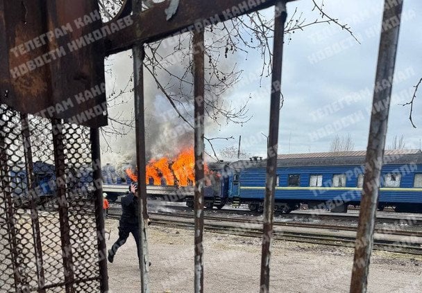 &laquo;Шахед&raquo; влетів просто в&nbsp;пасажирський потяг у&nbsp;Миколаєві: у&nbsp;Мережі з&rsquo;явилися перші кадри