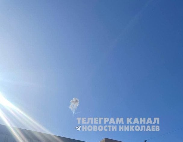 Стелю будинку пробило наскрізь: РФ вдарила по великому обласному центру, чути повторні вибухи (фото, відео)
