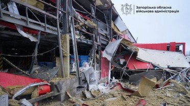 Удари по "Новій пошті", руїни замість будинків і вбиті люди: усе про нову атаку РФ по Україні (фото, відео)