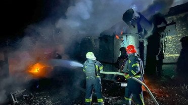 Удари по "Новій пошті", руїни замість будинків і вбиті люди: усе про нову атаку РФ по Україні (фото, відео)