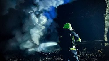 Удари по "Новій пошті", руїни замість будинків і вбиті люди: усе про нову атаку РФ по Україні (фото, відео)