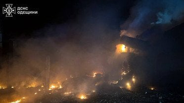 Удари по "Новій пошті", руїни замість будинків і вбиті люди: усе про нову атаку РФ по Україні (фото, відео)