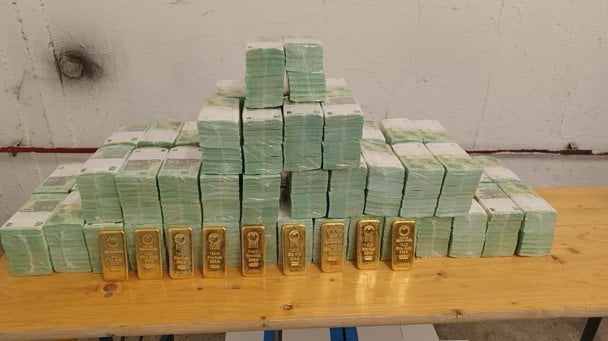 Угорщина показала конфісковані мільйони та&nbsp;золото затриманих українців (фото)