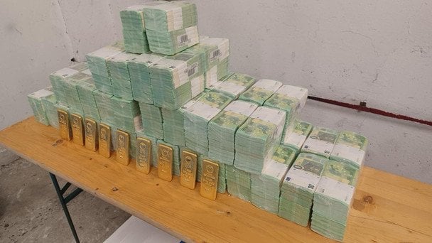 Угорщина показала конфісковані мільйони та&nbsp;золото затриманих українців (фото)