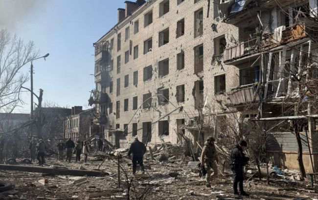 Ворог скинув авіабомби на центр Словʼянська: є жертви, серед поранених – діти