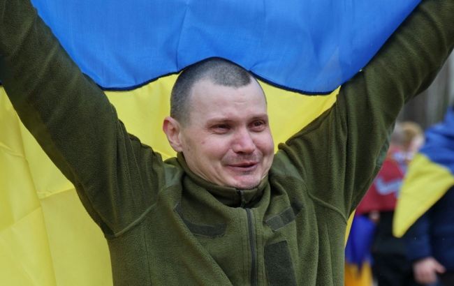 Наші вдома: репортаж РБК-Україна з обміну полоненими 11 квітня (відео)