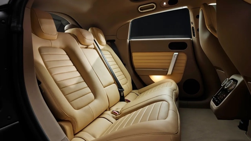 Знайомтесь: Ferrari Luce — перший електрокар бренду, розроблений спільно з екс-дизайнером Apple Джонні Айвом