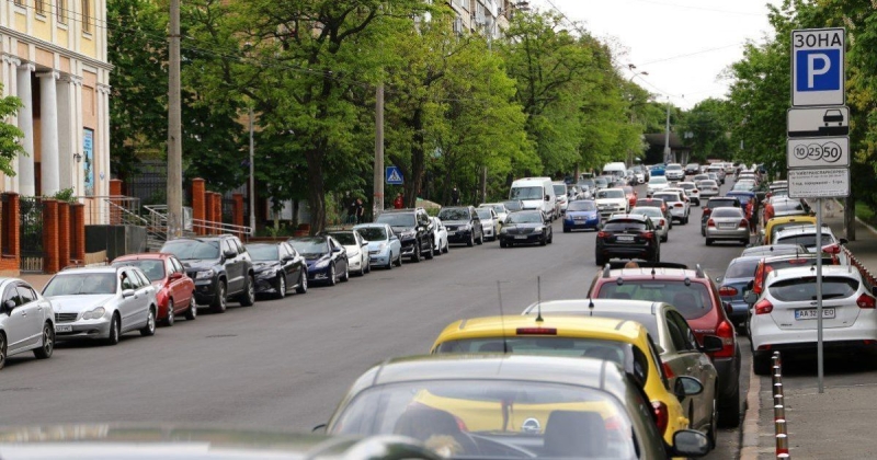 Чому не варто паркувати автомобіль під деревами у спеку: експерти пояснили