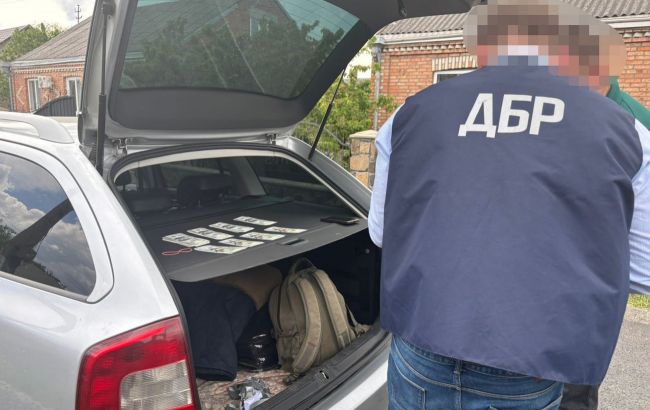 До 15 тисяч доларів за втечу з армії: ДБР викрило масштабну схему дезертирства