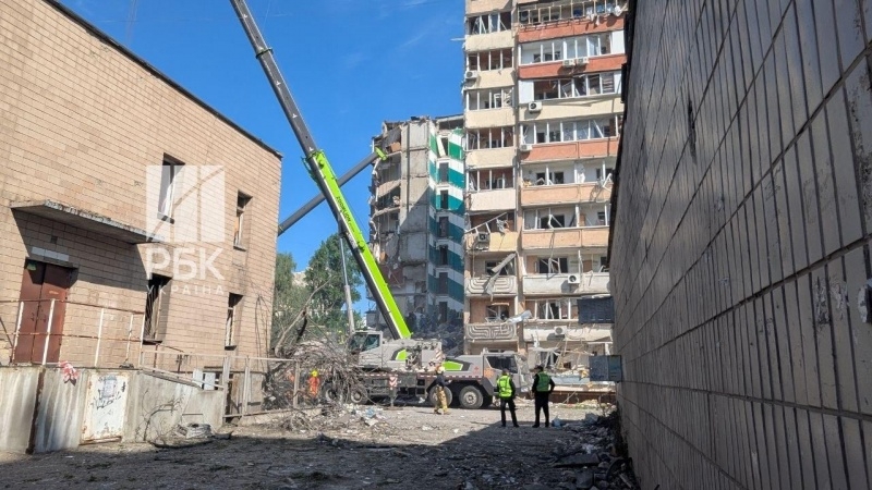 Який вигляд має 9-поверхівка в Дарницькому районі Києва після удару: репортаж РБК-Україна