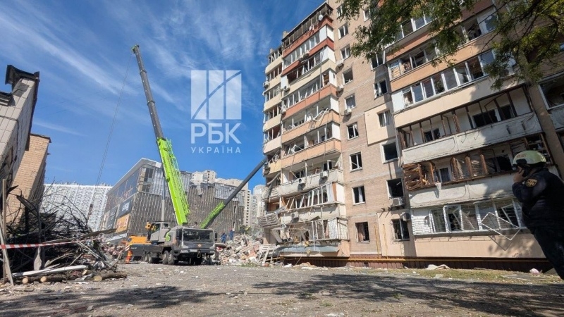 Який вигляд має 9-поверхівка в Дарницькому районі Києва після удару: репортаж РБК-Україна