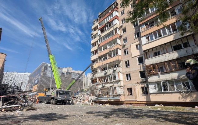 Який вигляд має 9-поверхівка в Дарницькому районі Києва після удару: репортаж РБК-Україна