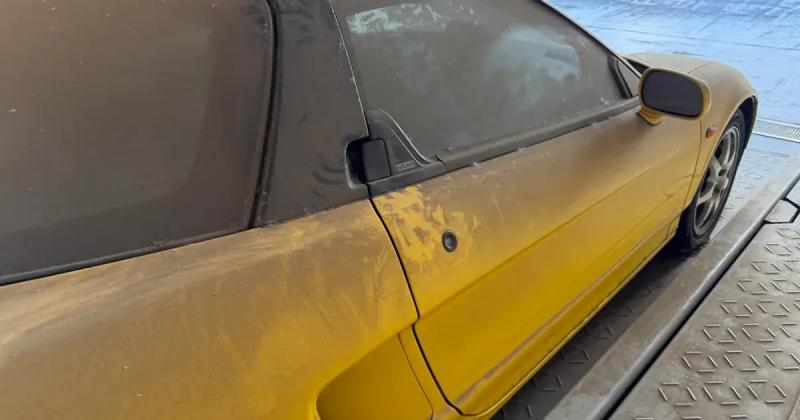 Покинутий суперкар за мільйон доларів знайшли під шаром пилу в гаражі: який вигляд має авто (фото)