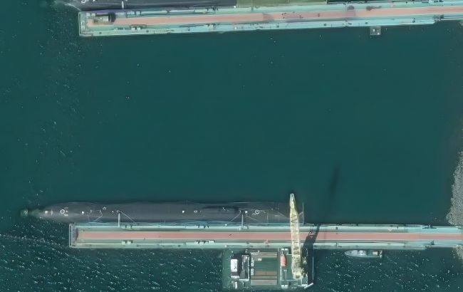 РФ почала захищати антидроновими сітками підводні човни за 7400 км від України