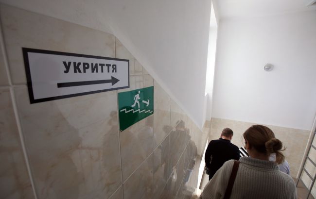 У Києві в укритті бізнес-центру заблоковані люди