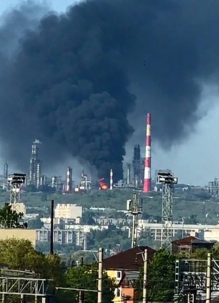 У Росії палає потужний НПЗ після атаки дронів (фото, відео)