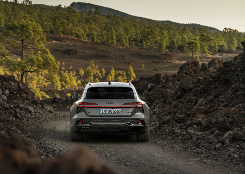 Audi A6 Allroad Quattro: тепер із зарядкою від розетки та «м’язами» від RS6