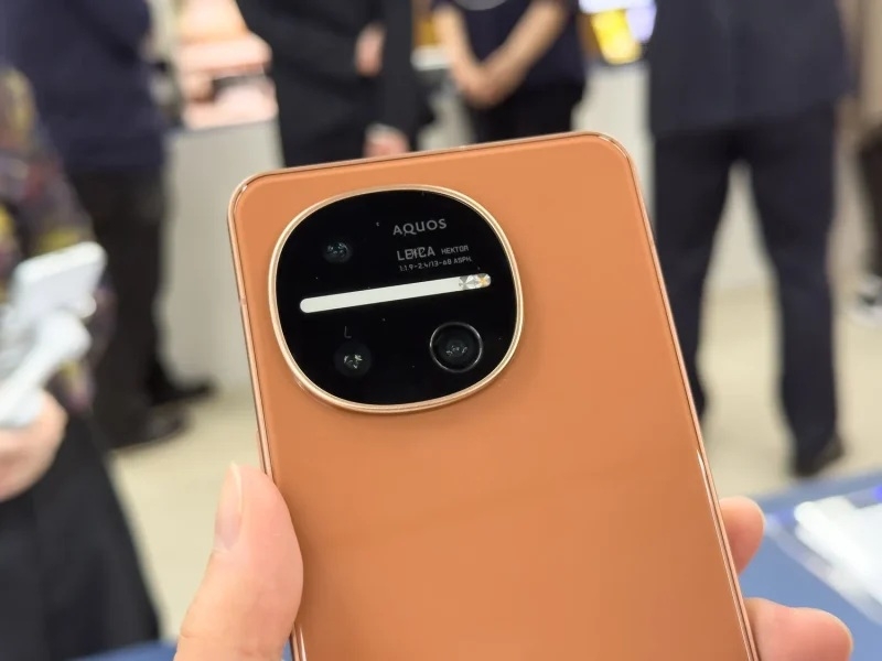 Флагман по-японськи: Sharp представила Aquos R11 з екраном на 240 Гц, процесором Snapdragon 8s Gen 4, розумним RGB-підсвічуванням та камерами Leica