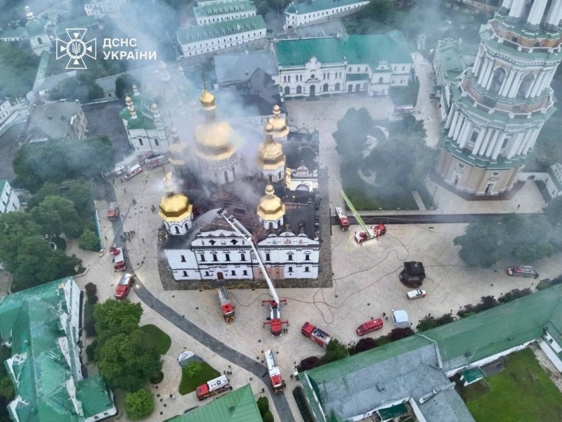 "Мистецький арсенал" загорівся під час обстрілу Києва (фото)