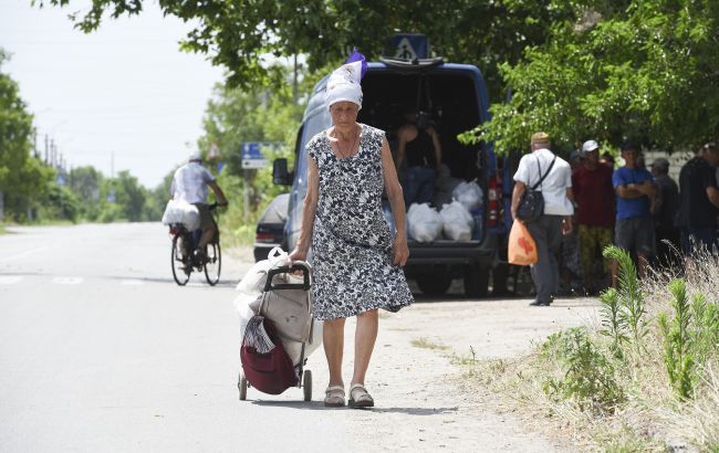 Міжнародна допомога переселенцям в Україні скоротилася удвічі