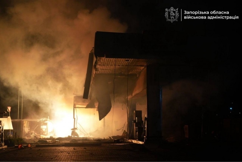 РФ завдала нові удари по Запоріжжю: зруйновано АЗС, авто та є постраждалі