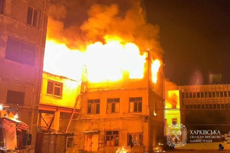 Сильна пожежа охопила підприємство у Харкові після атаки дронів РФ: з'явились кадри