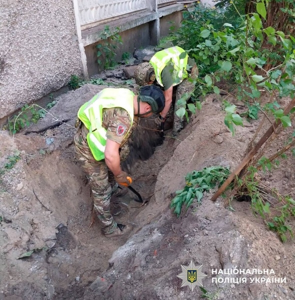 У Києві бойова частина ракети впала біля багатоповерхівки (фото)