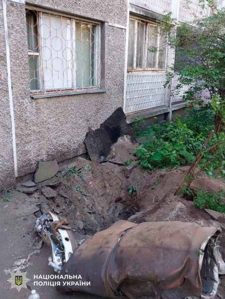 У Києві бойова частина ракети впала біля багатоповерхівки (фото)