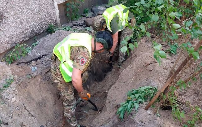У Києві бойова частина ракети впала біля багатоповерхівки (фото)
