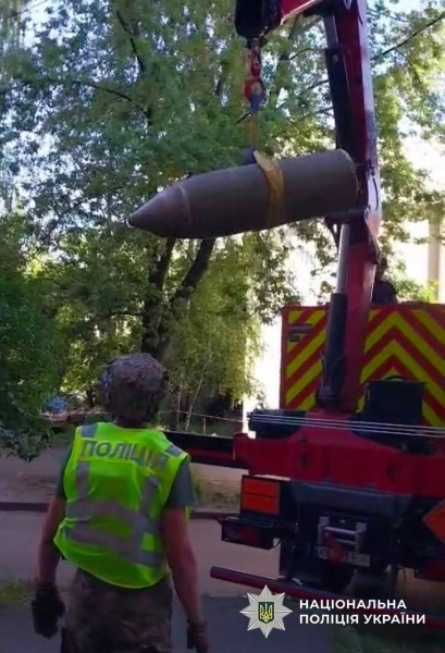 У Києві бойова частина ракети впала біля багатоповерхівки (фото)