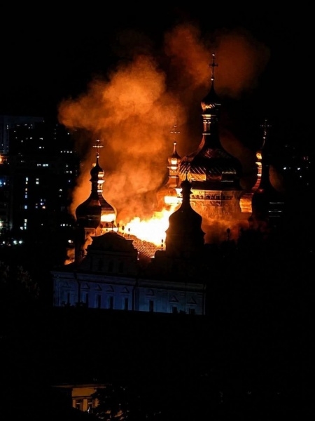 У Києві пряме влучання в лавру, палає Успенський собор: фото НП