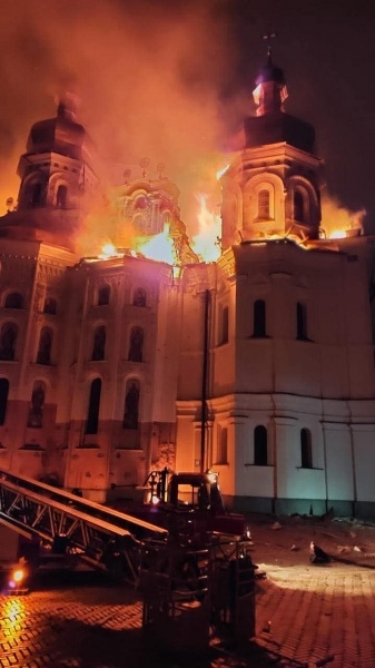 У Києві пряме влучання в лавру, палає Успенський собор: фото НП