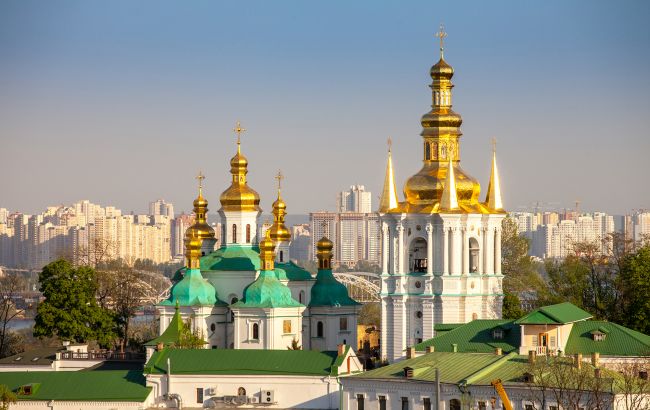 У Києві пряме влучання в лавру, палає Успенський собор: фото НП