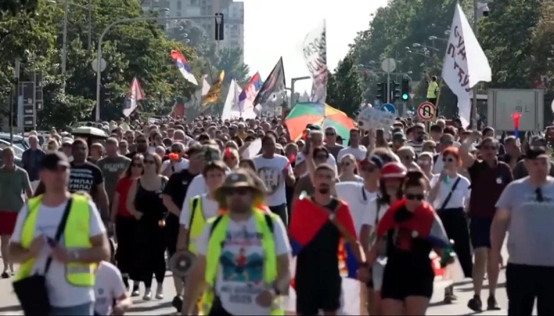У Сербії тисячі людей вийшли на антиурядовий мітинг із вимогою дострокових виборів, - Reuters