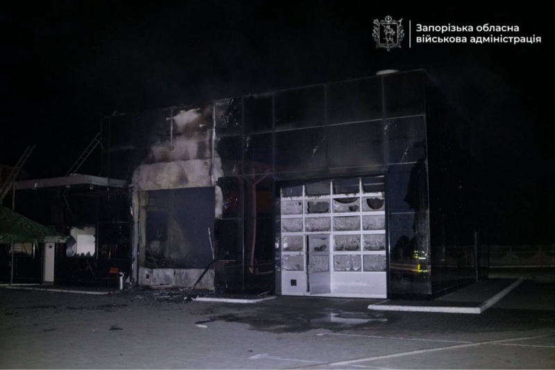 У Запоріжжі через удари РФ двоє постраждалих, пошкоджені СТО та АЗС (фото)