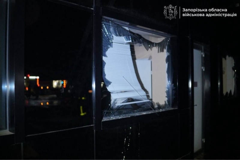 У Запоріжжі через удари РФ двоє постраждалих, пошкоджені СТО та АЗС (фото)