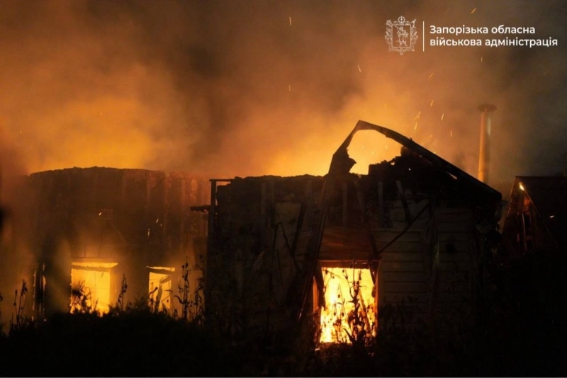 У Запоріжжі через удари РФ двоє постраждалих, пошкоджені СТО та АЗС (фото)
