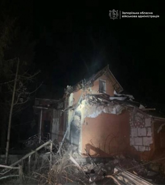 У Запоріжжі через удари РФ двоє постраждалих, пошкоджені СТО та АЗС (фото)