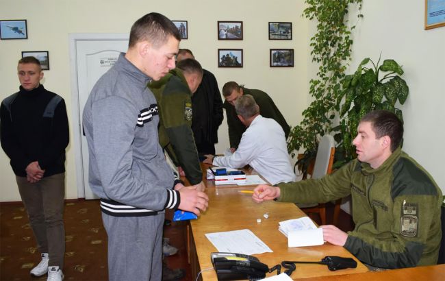 Військовий облік у 17 років: кому потрібно прийти в ТЦК до кінця липня
