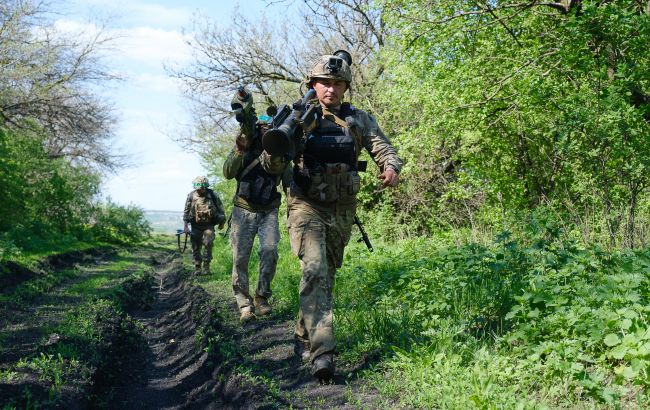 Зарплати до 460 тисяч, три типи контрактів та “вікно” для повернення з СЗЧ: як змінять армію