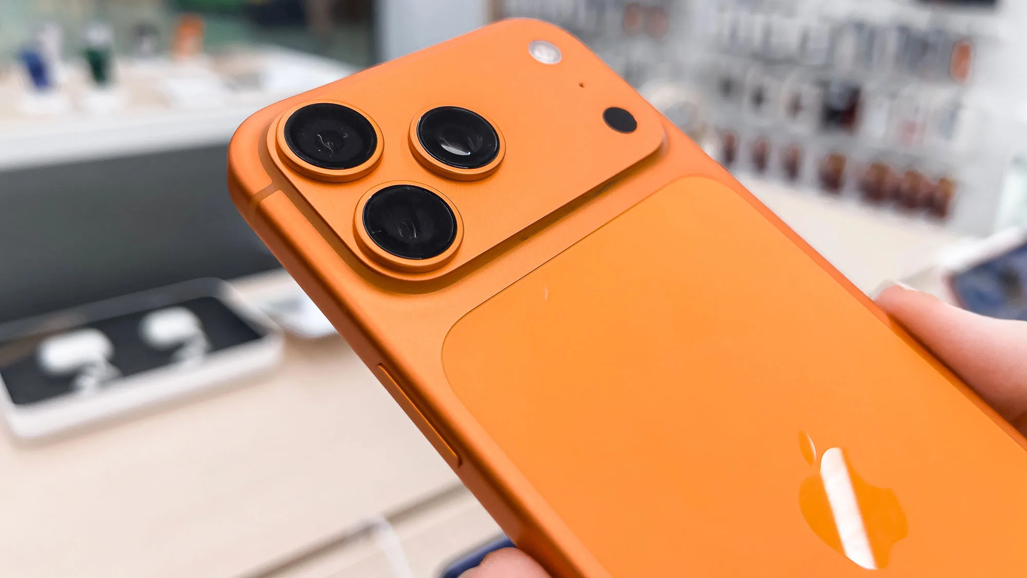 iPhone 18 Pro Max може подорожчати на $200 і більше: що спричиняє стрибок цін