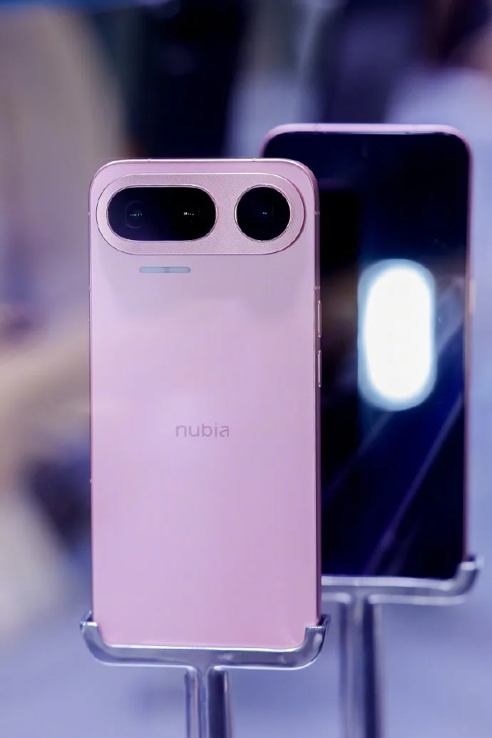 Чотири кольорові варіанти ШІ-агентного смартфона NaviX Ultra