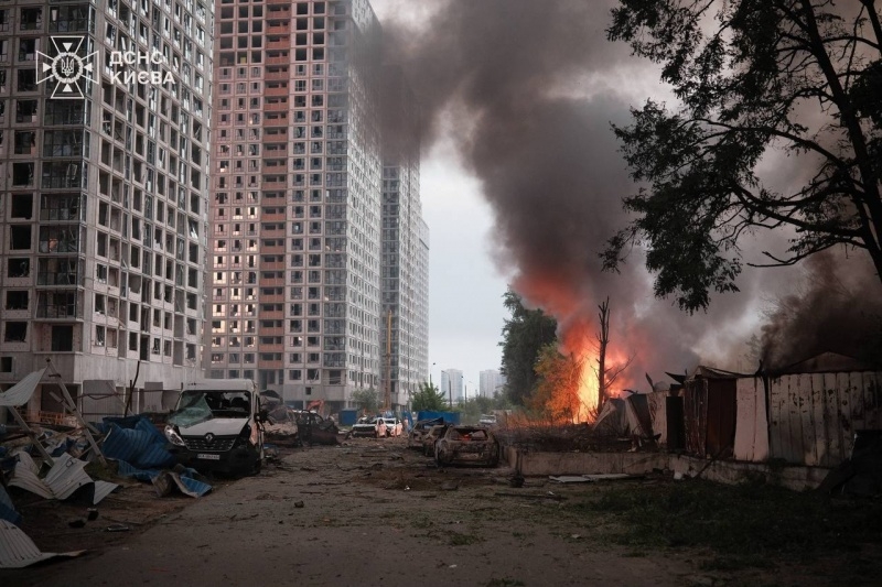 ДСНС опублікували кадри рятувальних операцій після атаки на Київ